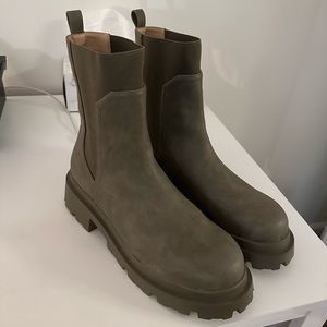 Women’s Chunky Chelsea Boot